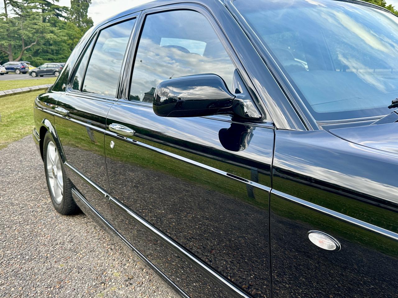 
								2001 Bentley ARNAGE 6.8 RED LABEL SALOON full									