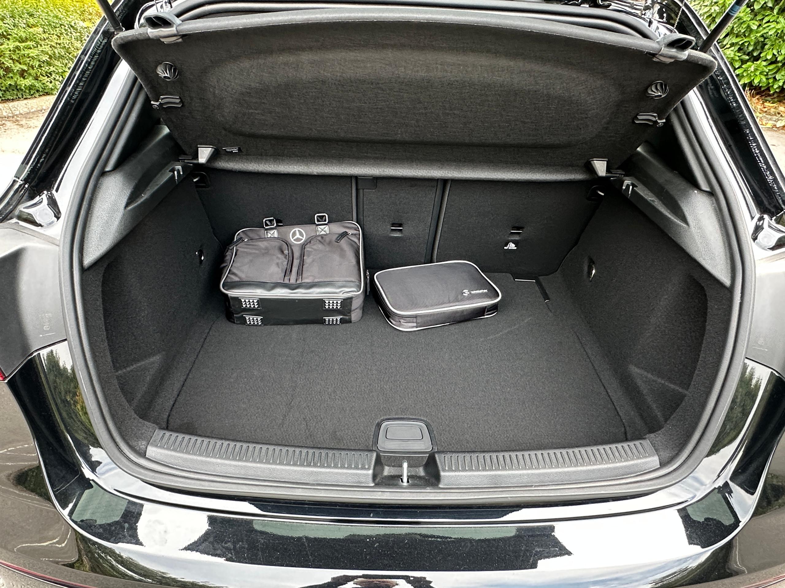 
								2021 Mercedes-Benz A200 AMG Line Edition full									