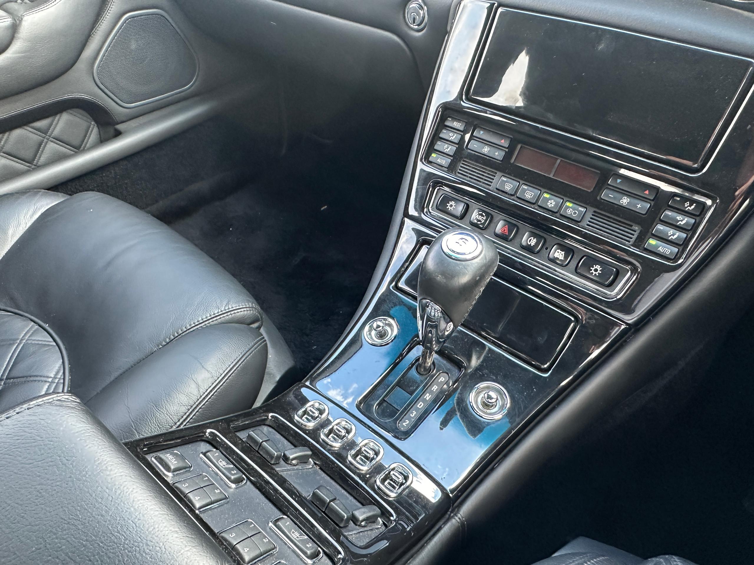 
								2001 Bentley ARNAGE 6.8 RED LABEL SALOON full									