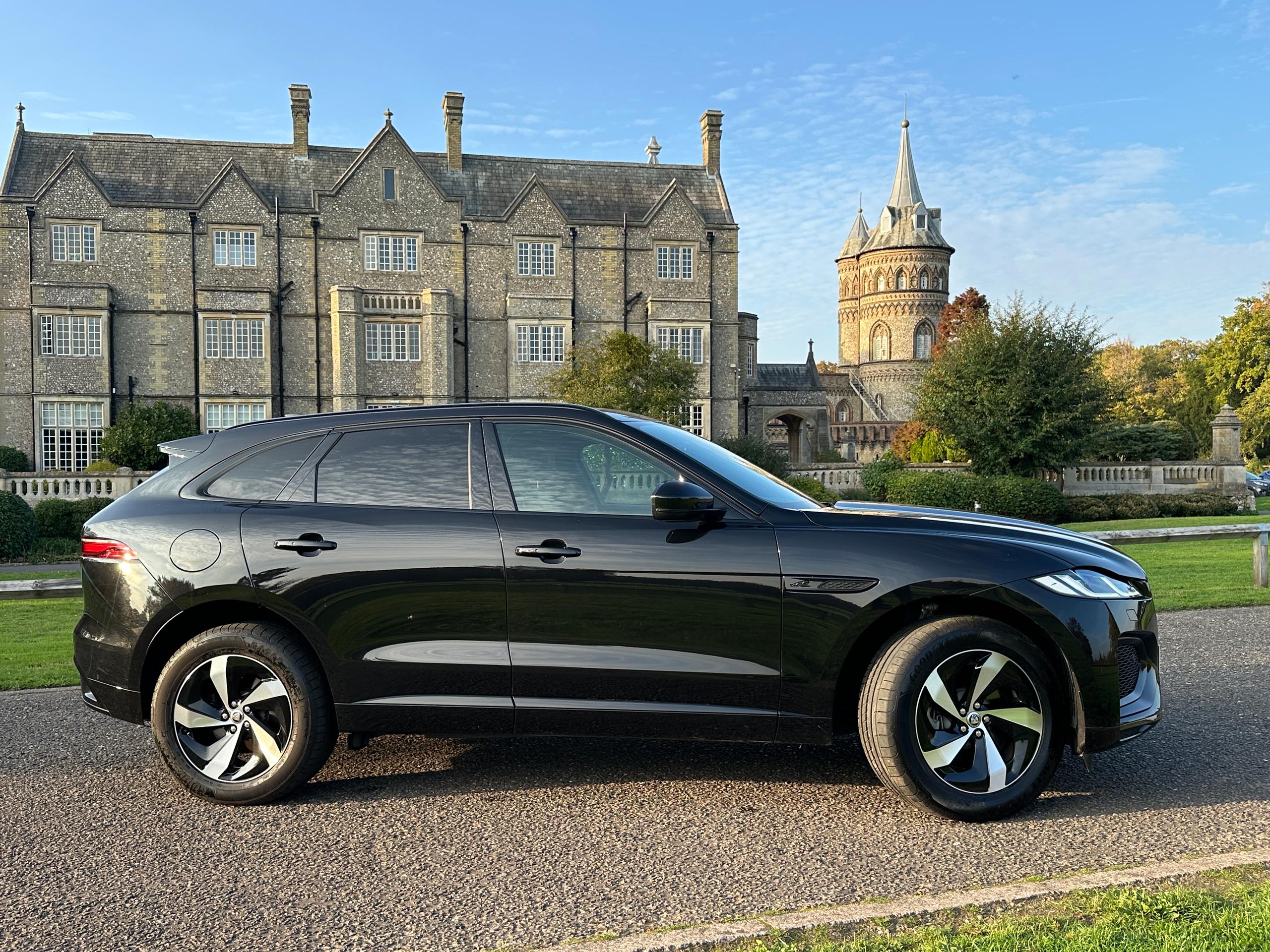 
								2023 Jaguar F-PACE 2.0 P400e 19.3kWh R-Dynamic SE Black SUV full									