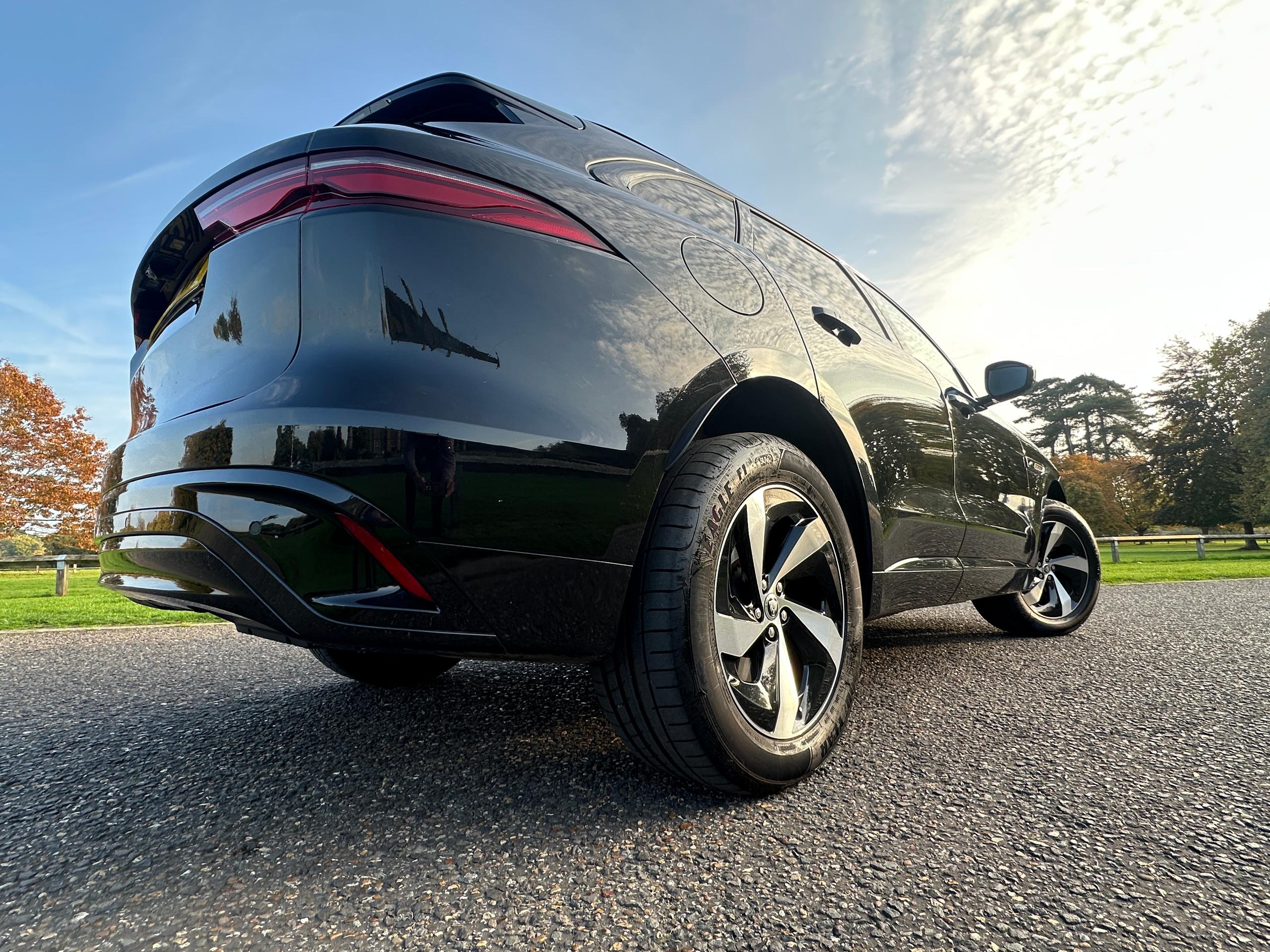 
								2023 Jaguar F-PACE 2.0 P400e 19.3kWh R-Dynamic SE Black SUV full									