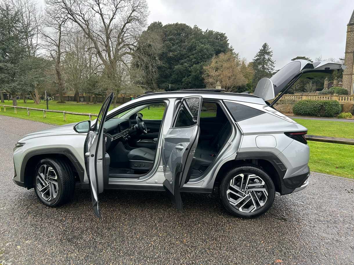 
								2024 Hyundai TUCSON 1.6 T-GDi Petrol Hybrid full									