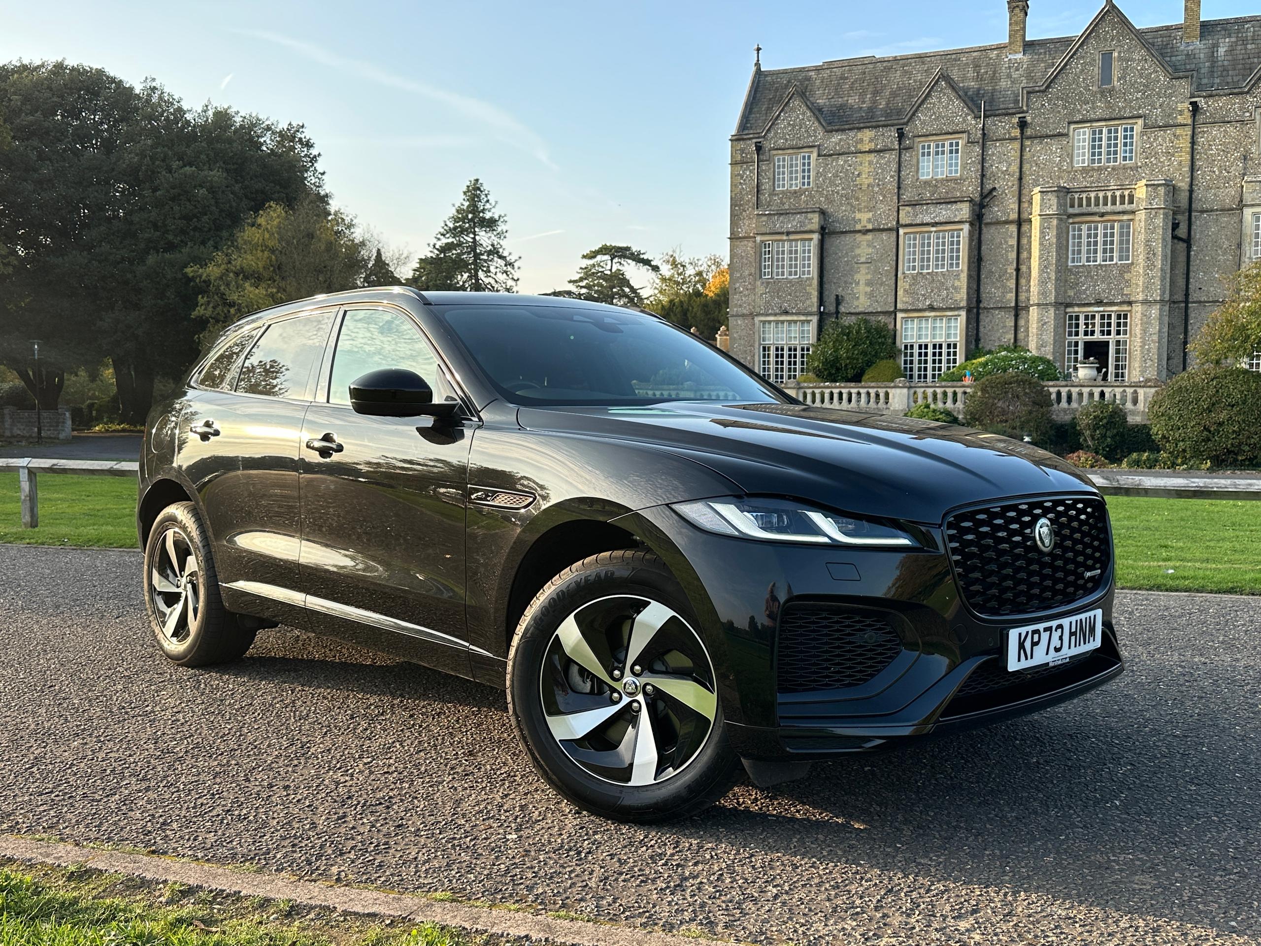 
								2023 Jaguar F-PACE 2.0 P400e 19.3kWh R-Dynamic SE Black SUV full									