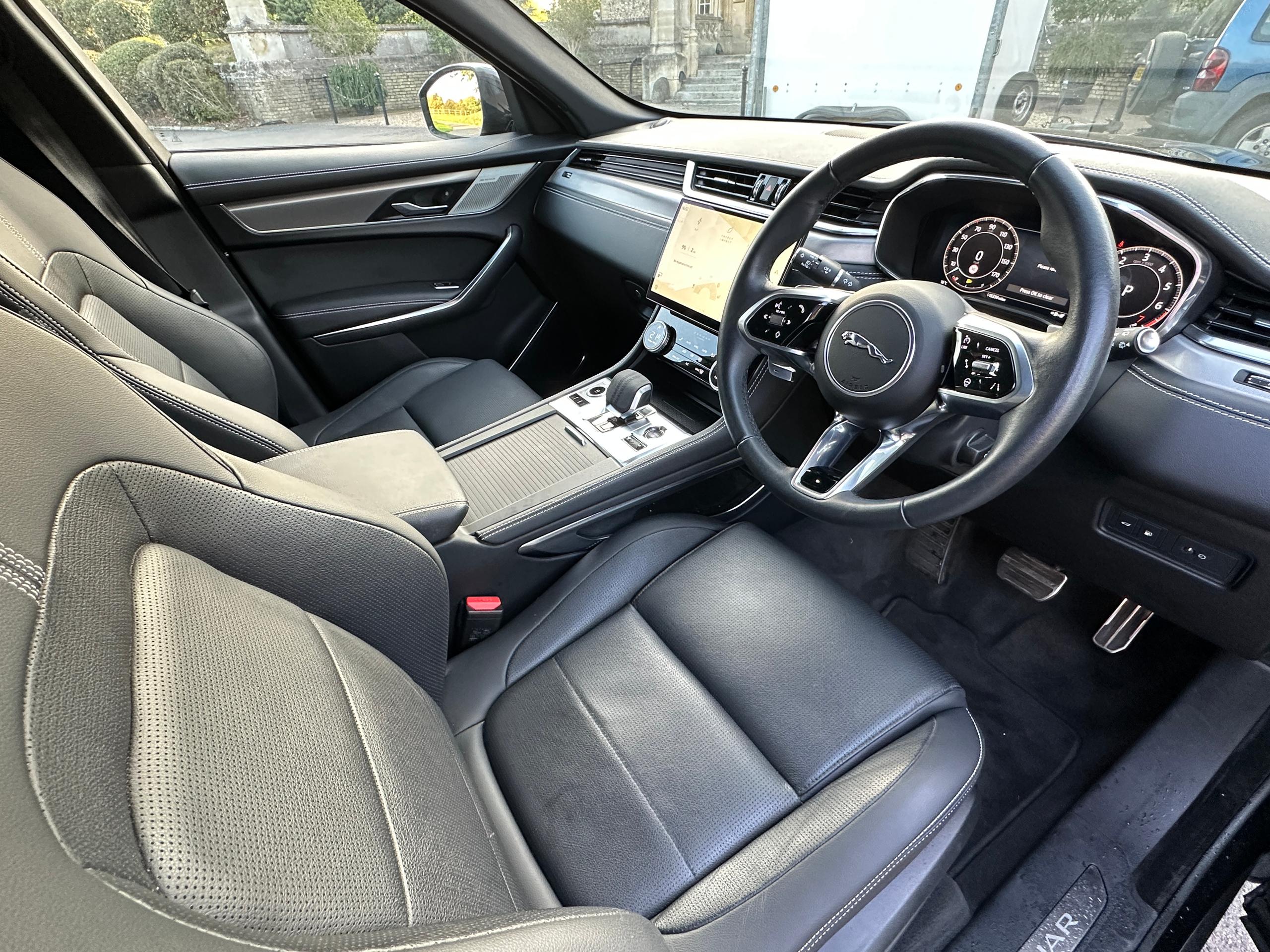 
								2023 Jaguar F-PACE 2.0 P400e 19.3kWh R-Dynamic SE Black SUV full									