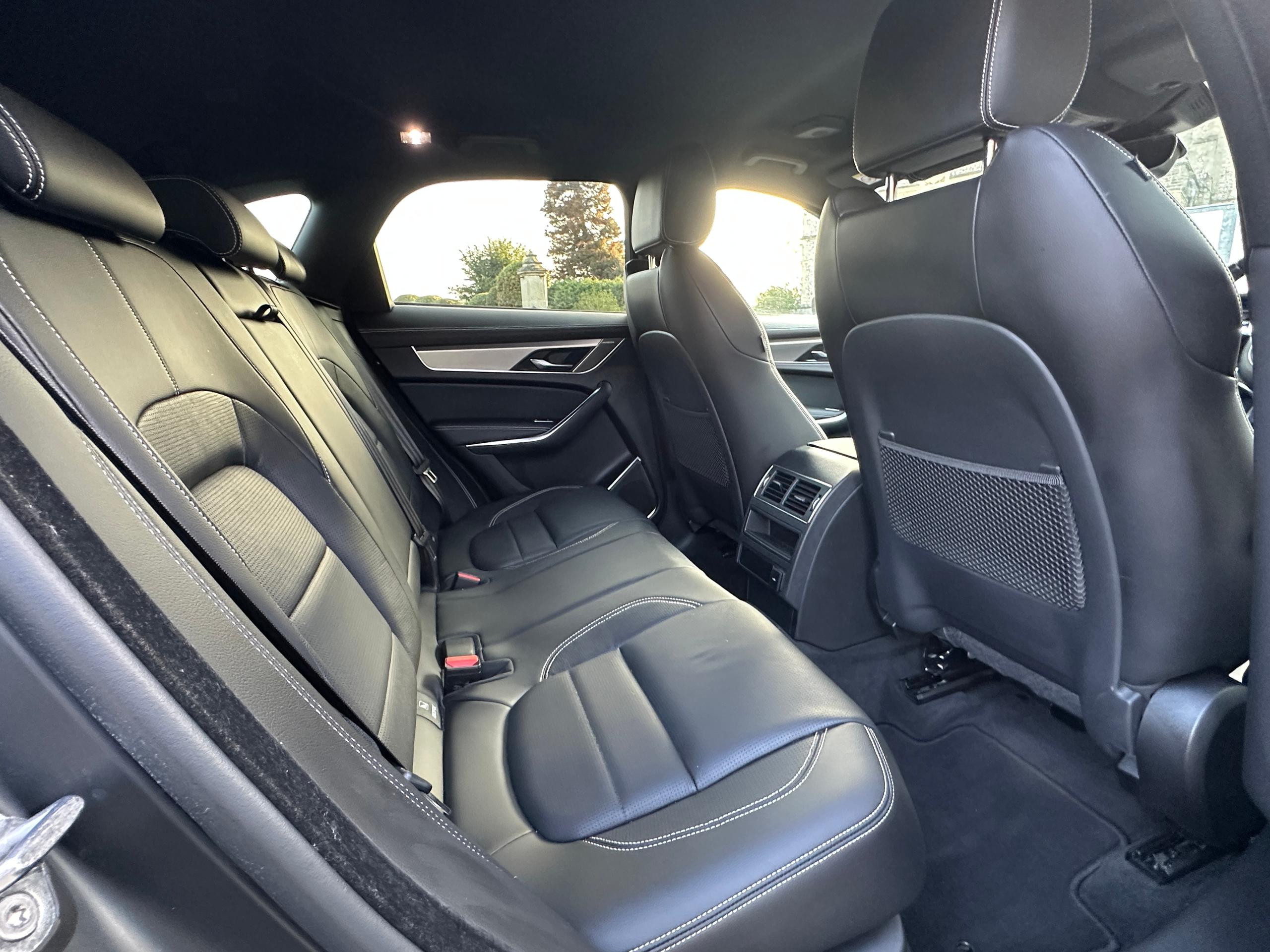 
								2023 Jaguar F-PACE 2.0 P400e 19.3kWh R-Dynamic SE Black SUV full									