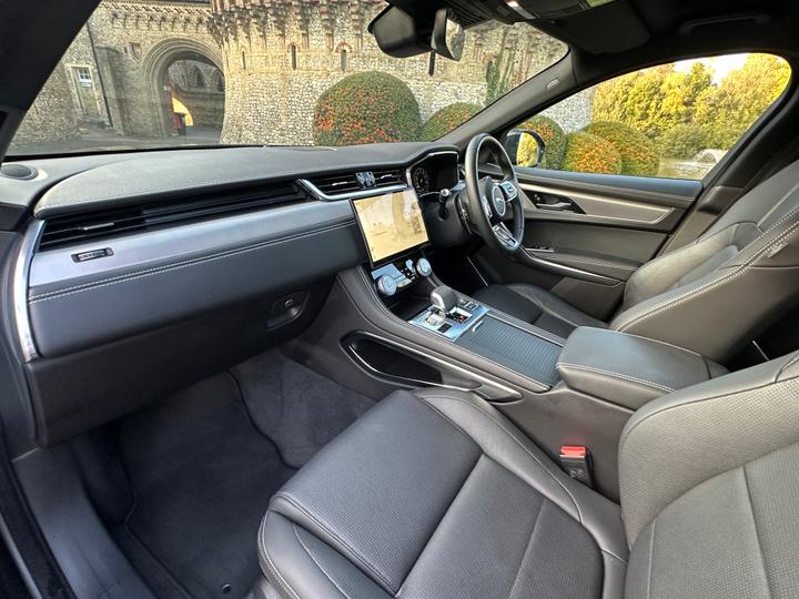 
								2023 Jaguar F-PACE 2.0 P400e 19.3kWh R-Dynamic SE Black SUV full									