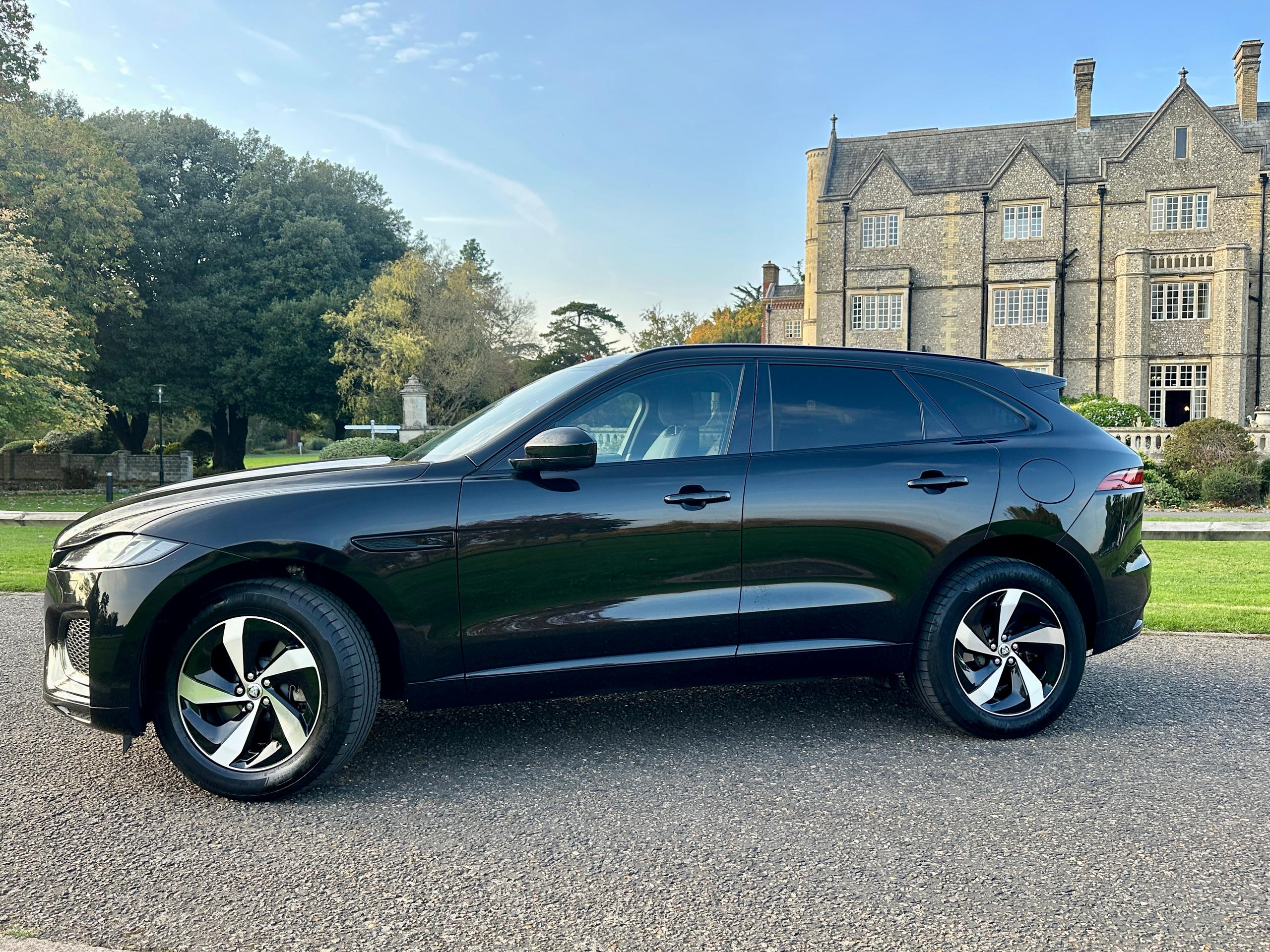 
								2023 Jaguar F-PACE 2.0 P400e 19.3kWh R-Dynamic SE Black SUV full									