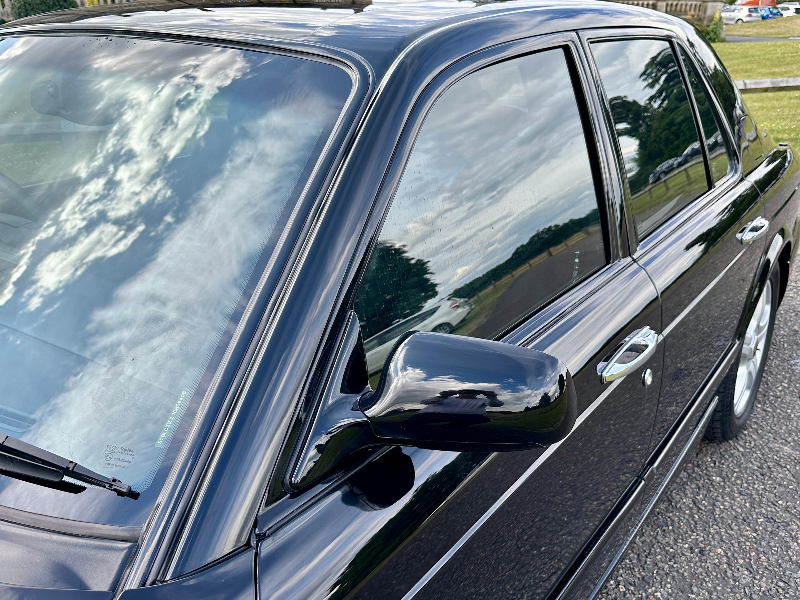 
								2001 Bentley ARNAGE 6.8 RED LABEL SALOON full									