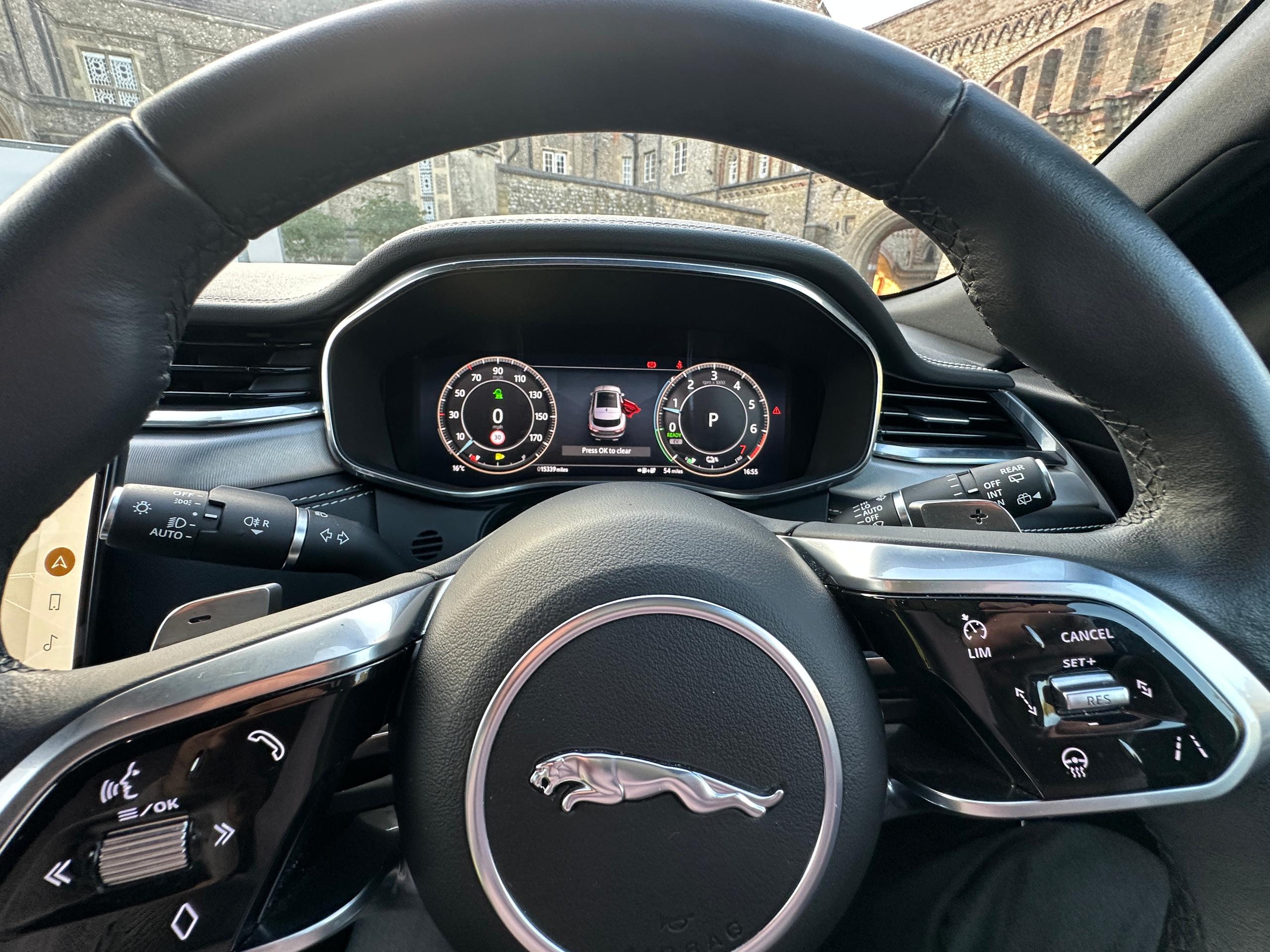 
								2023 Jaguar F-PACE 2.0 P400e 19.3kWh R-Dynamic SE Black SUV full									