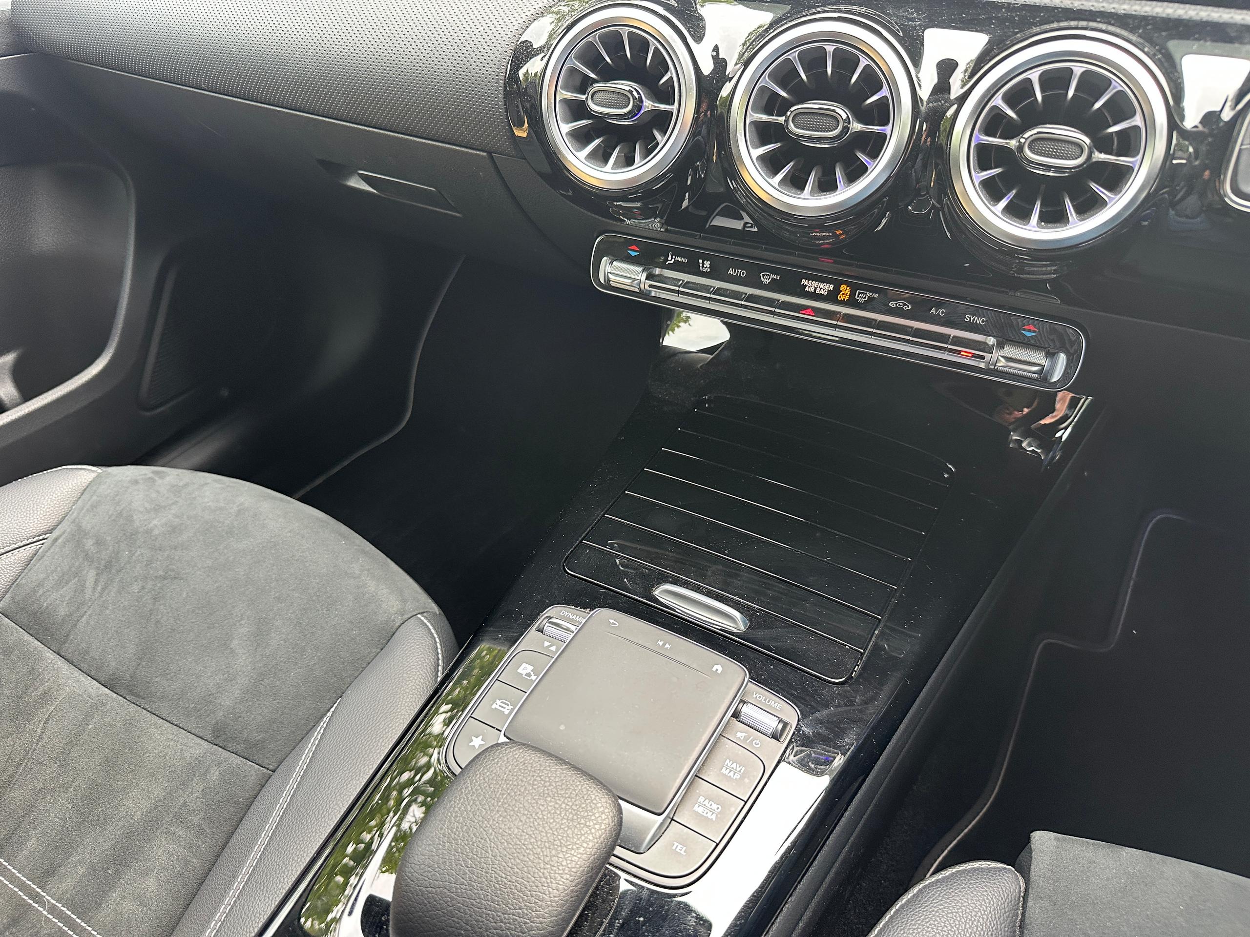 
								2021 Mercedes-Benz A200 AMG Line Edition full									