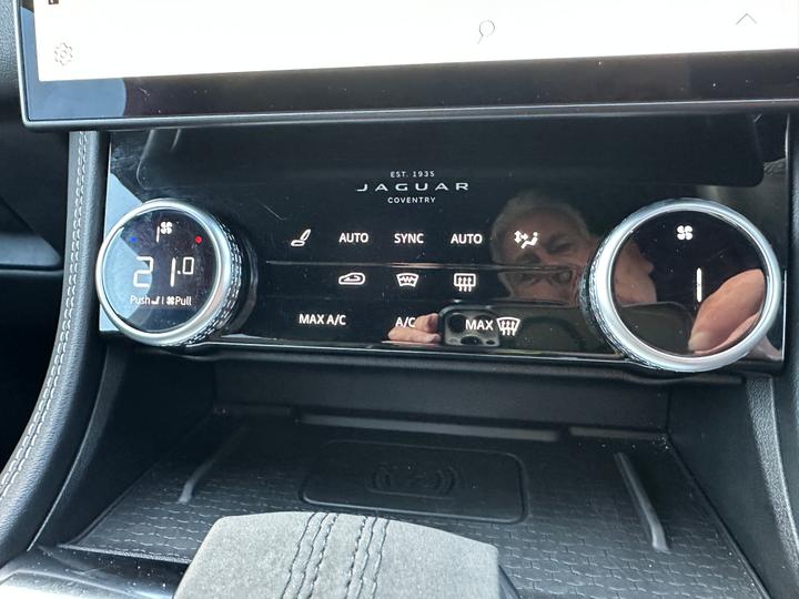 
								2023 Jaguar F-PACE 2.0 P400e 19.3kWh R-Dynamic SE Black SUV full									