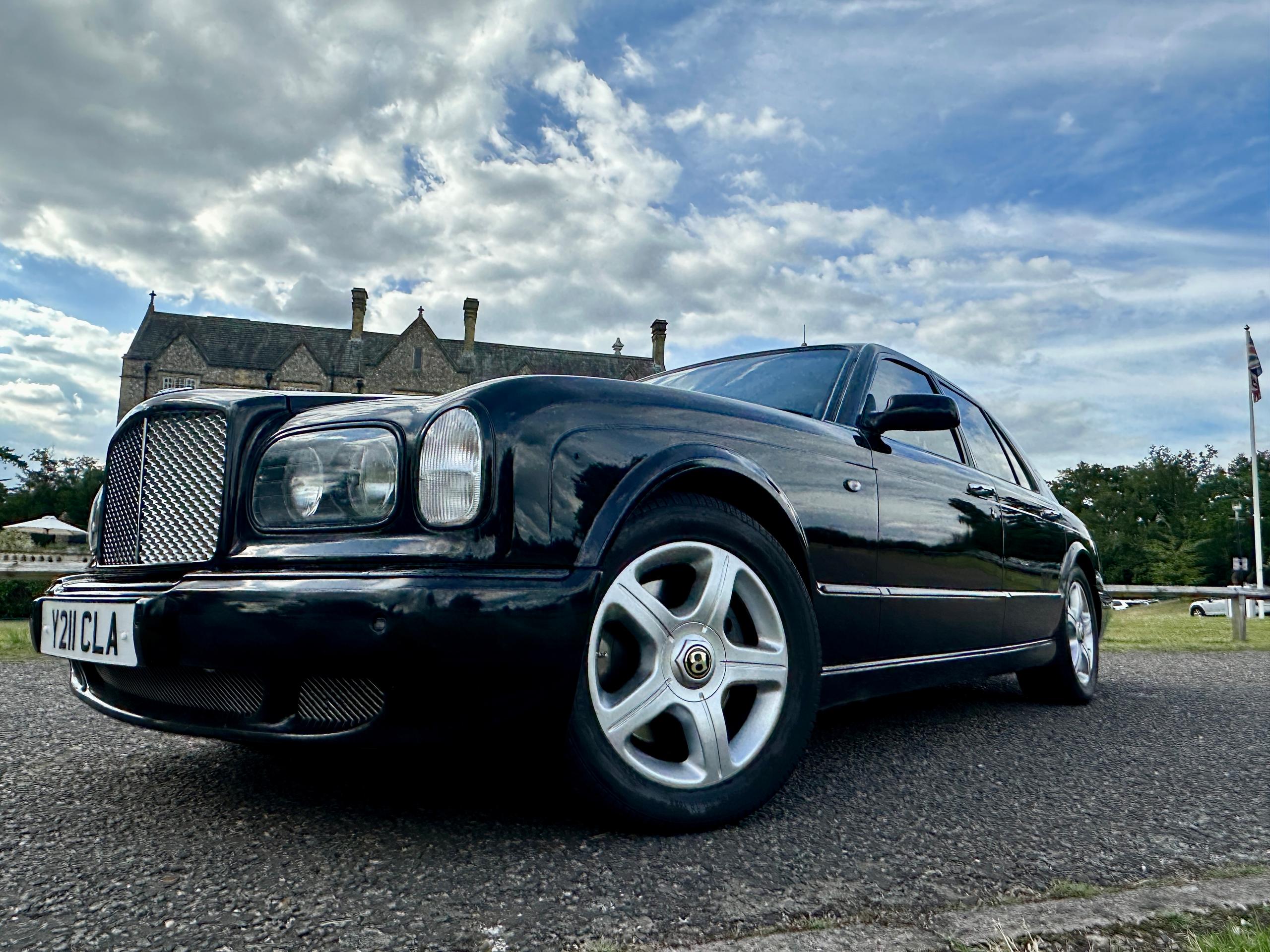 
								2001 Bentley ARNAGE 6.8 RED LABEL SALOON full									
