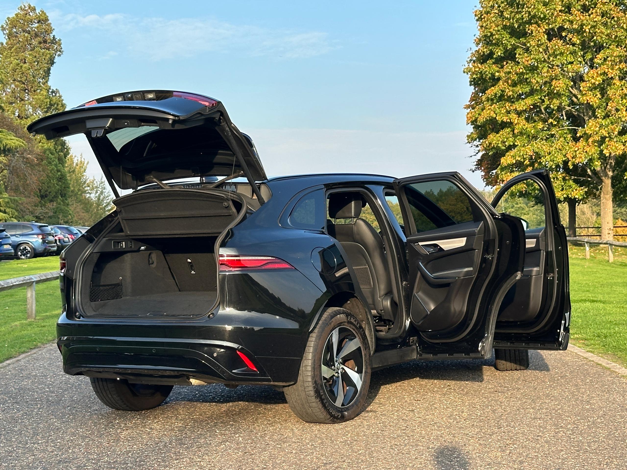 
								2023 Jaguar F-PACE 2.0 P400e 19.3kWh R-Dynamic SE Black SUV full									