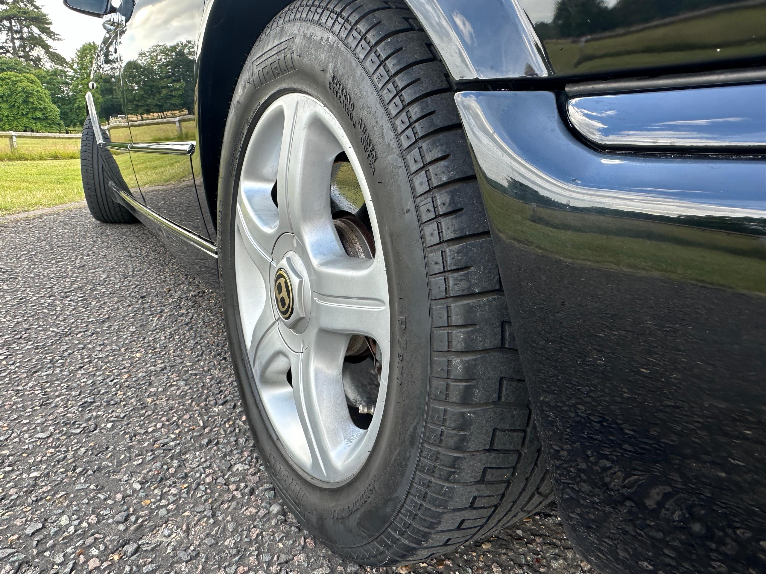 
								2001 Bentley ARNAGE 6.8 RED LABEL SALOON full									