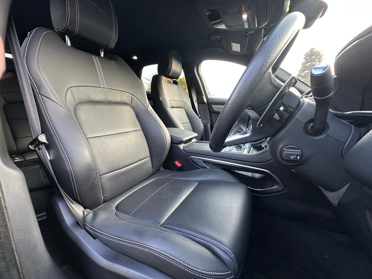
								2023 Jaguar F-PACE 2.0 P400e 19.3kWh R-Dynamic SE Black SUV full									