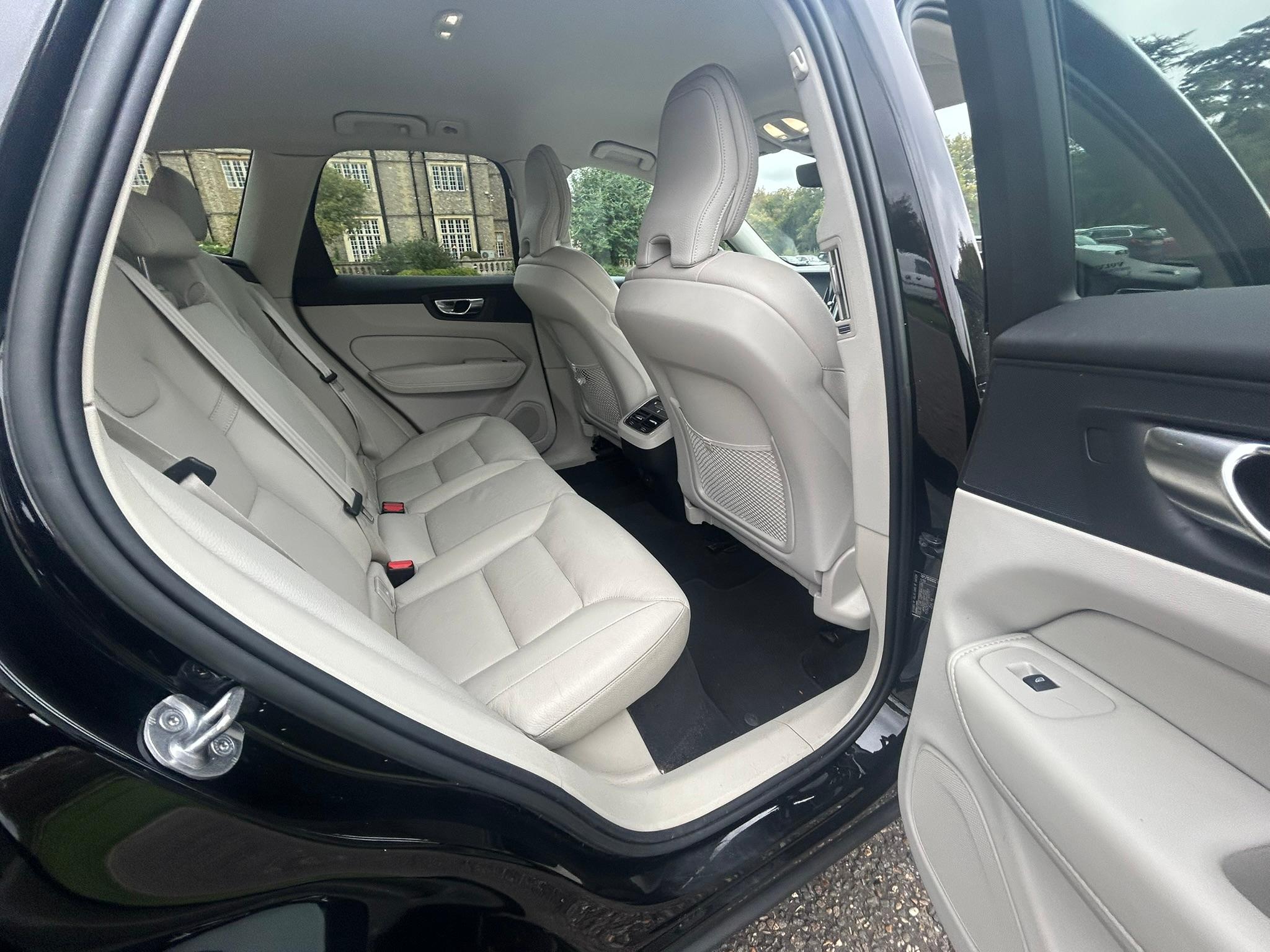 
								2022 Volvo XC60 2.0 B4 MHEV Plus Diesel Hybrid full									