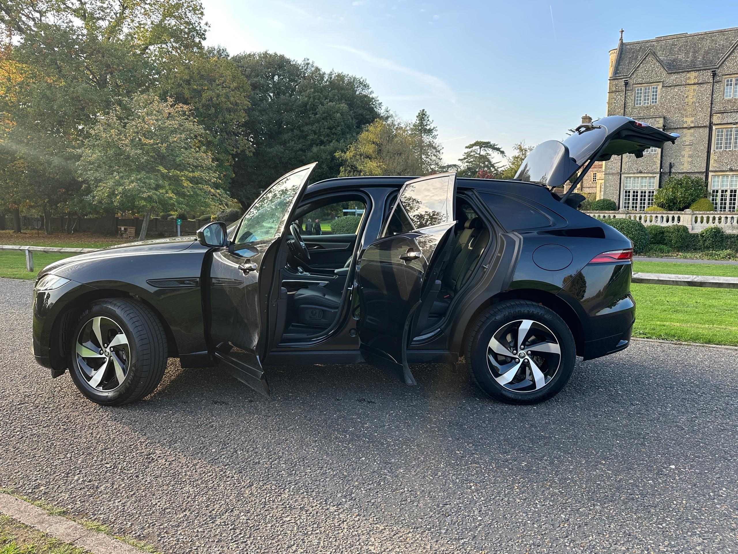 
								2023 Jaguar F-PACE 2.0 P400e 19.3kWh R-Dynamic SE Black SUV full									