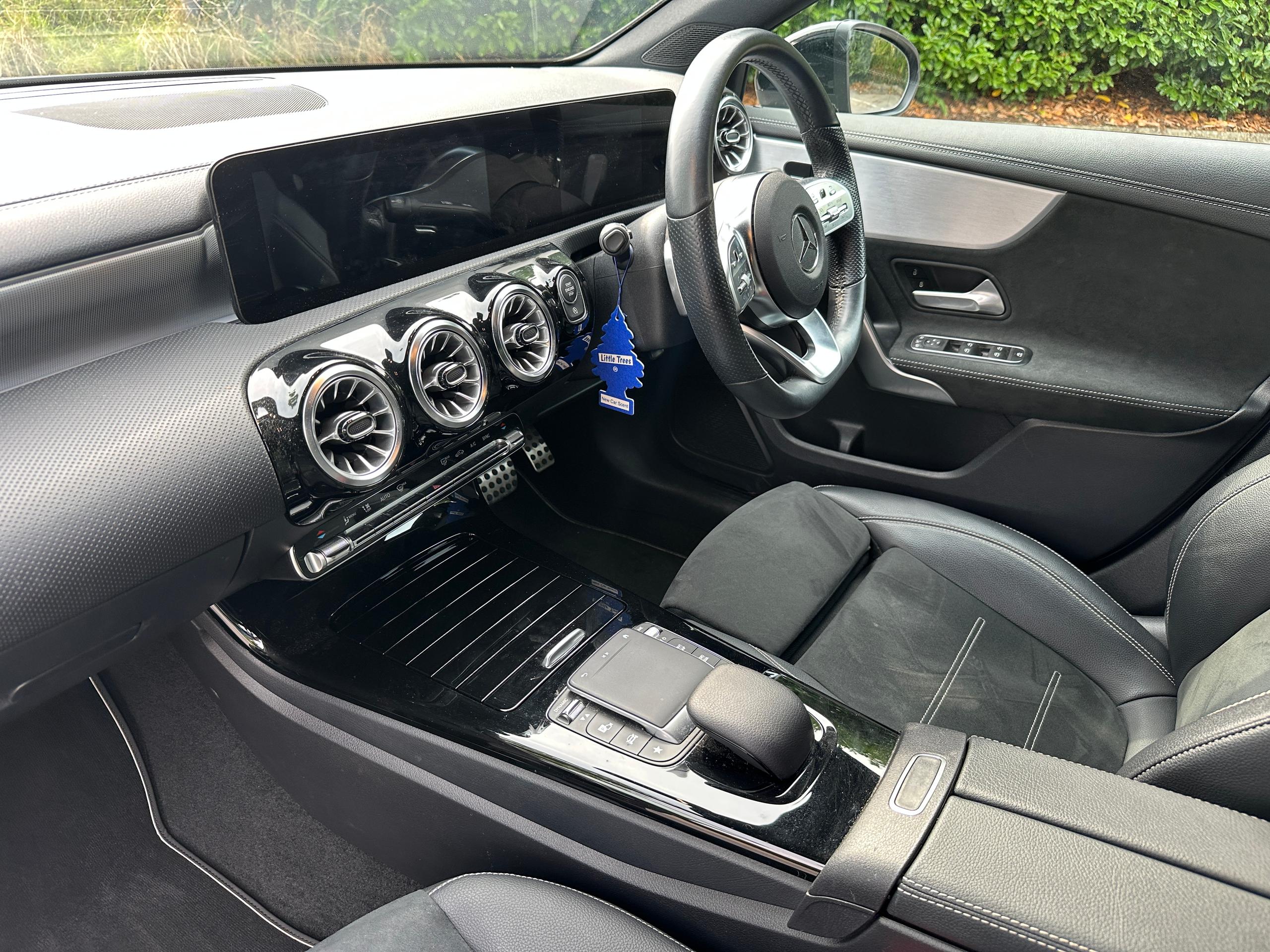 
								2021 Mercedes-Benz A200 AMG Line Edition full									
