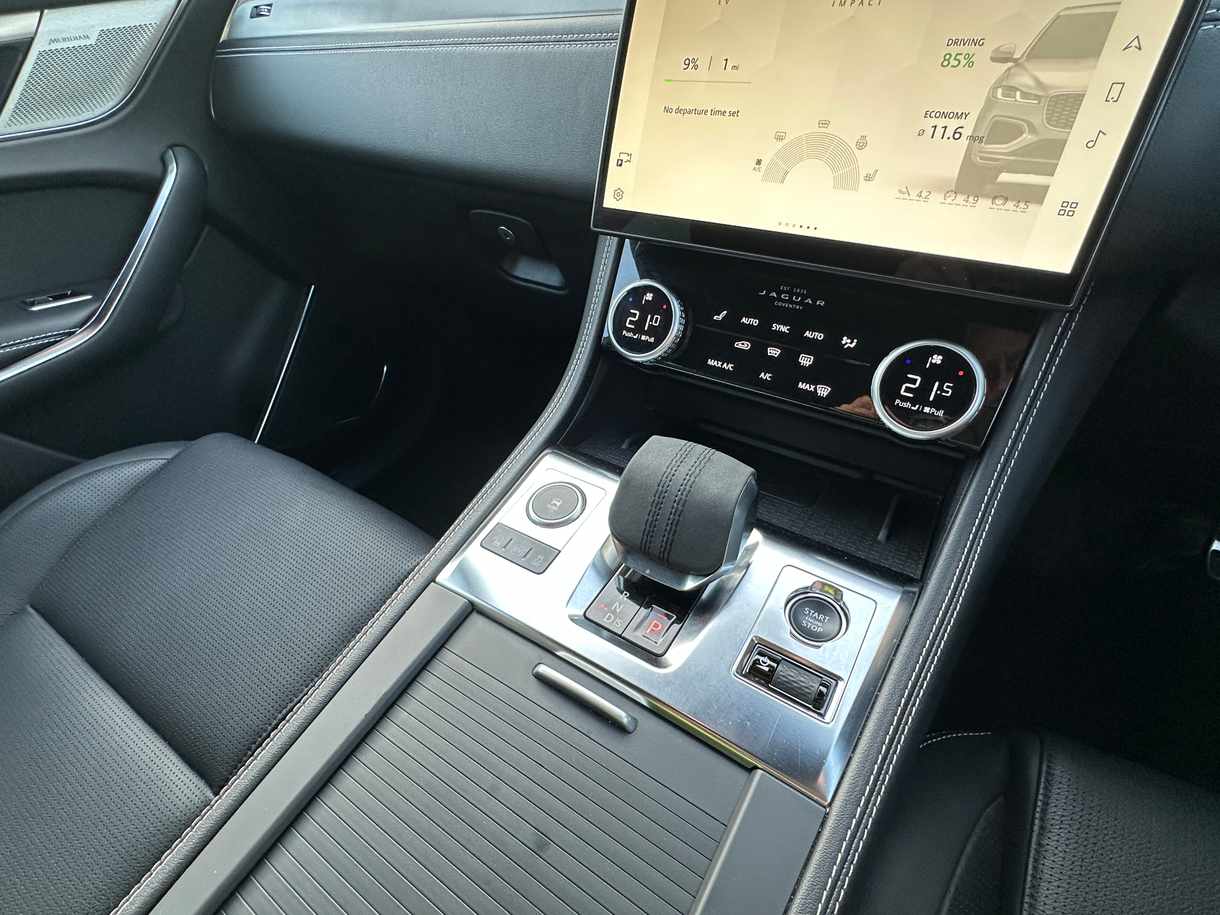 
								2023 Jaguar F-PACE 2.0 P400e 19.3kWh R-Dynamic SE Black SUV full									