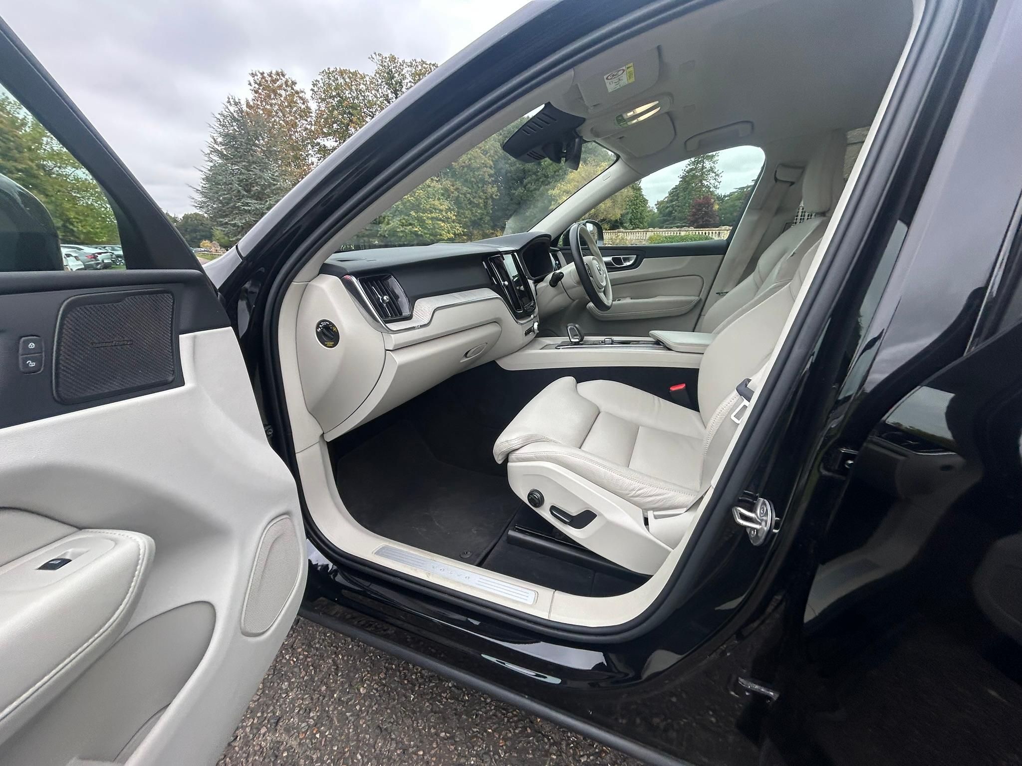 
								2022 Volvo XC60 2.0 B4 MHEV Plus Diesel Hybrid full									