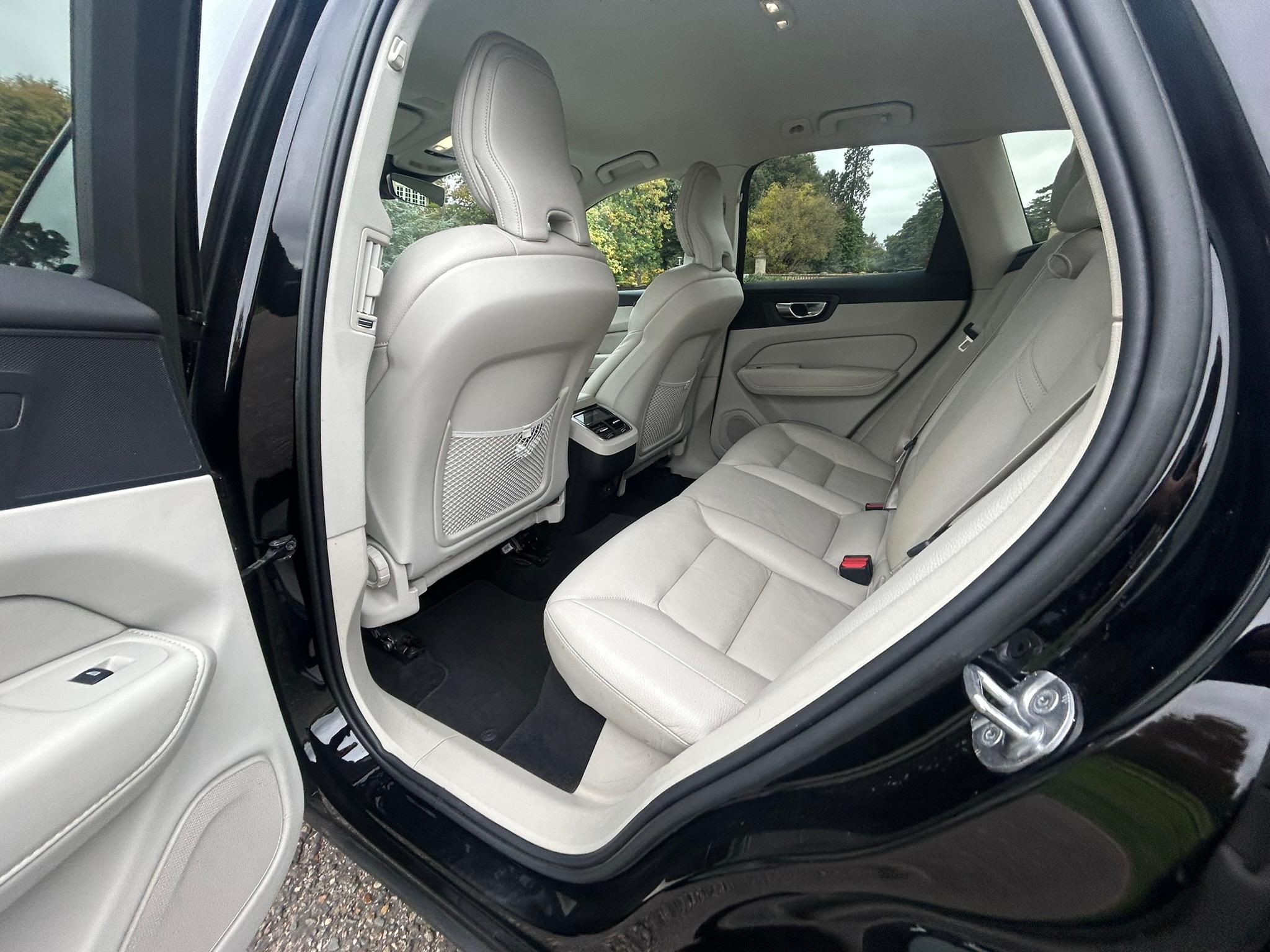 
								2022 Volvo XC60 2.0 B4 MHEV Plus Diesel Hybrid full									