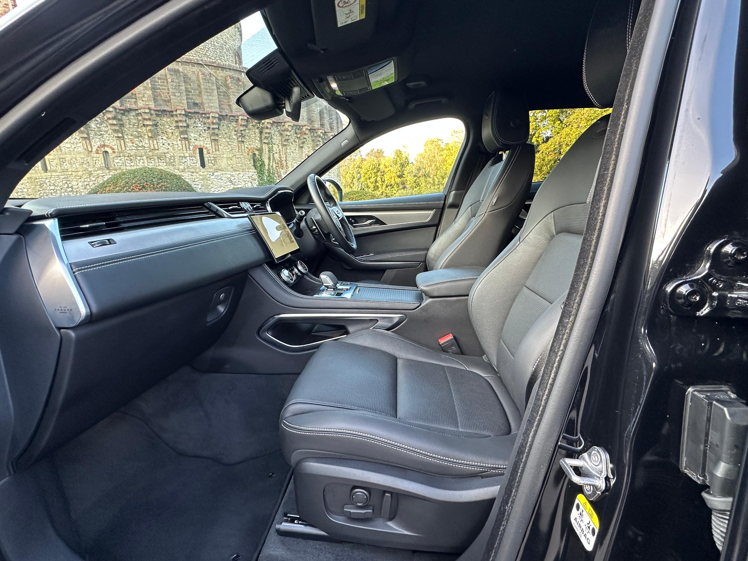 
								2023 Jaguar F-PACE 2.0 P400e 19.3kWh R-Dynamic SE Black SUV full									