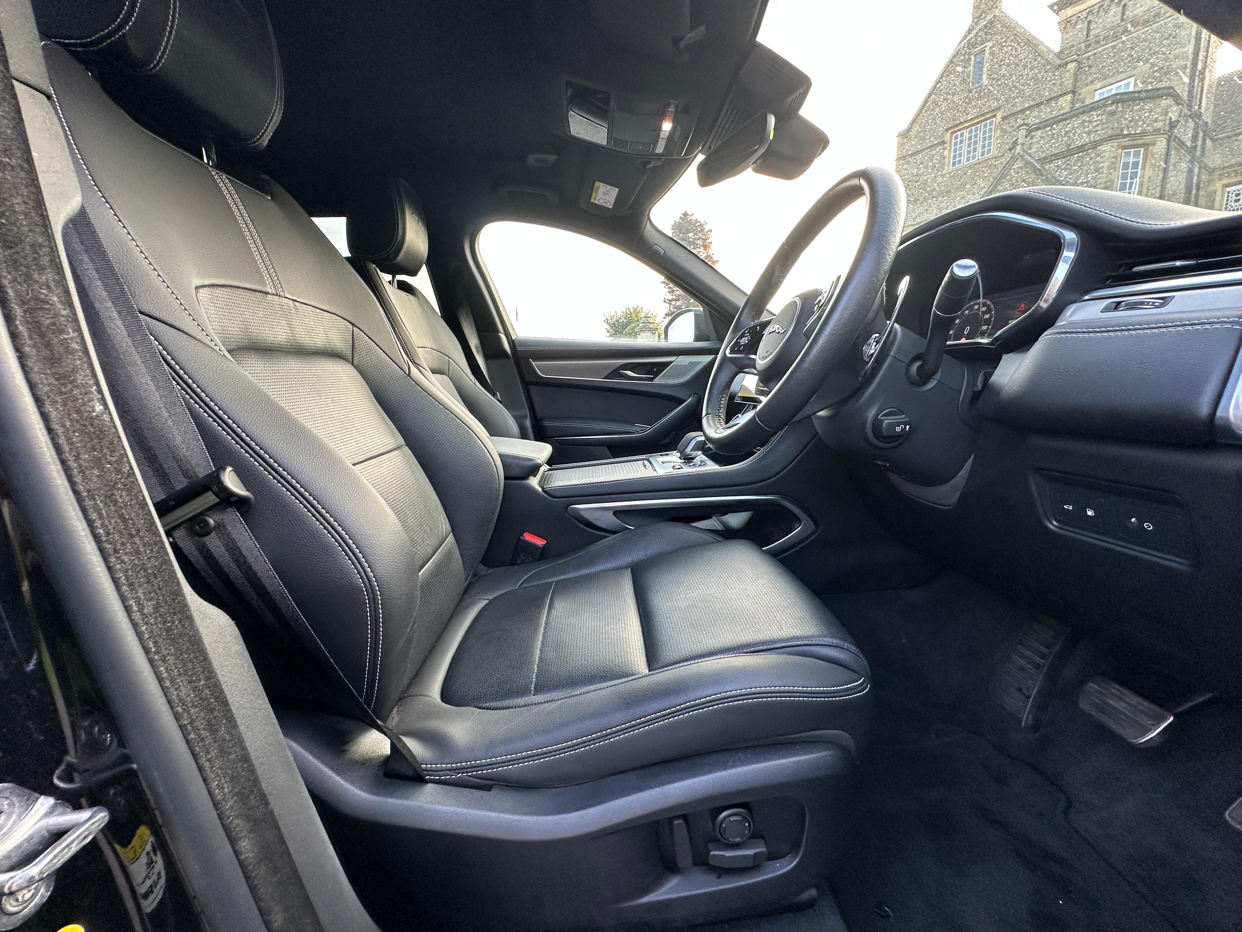 
								2023 Jaguar F-PACE 2.0 P400e 19.3kWh R-Dynamic SE Black SUV full									