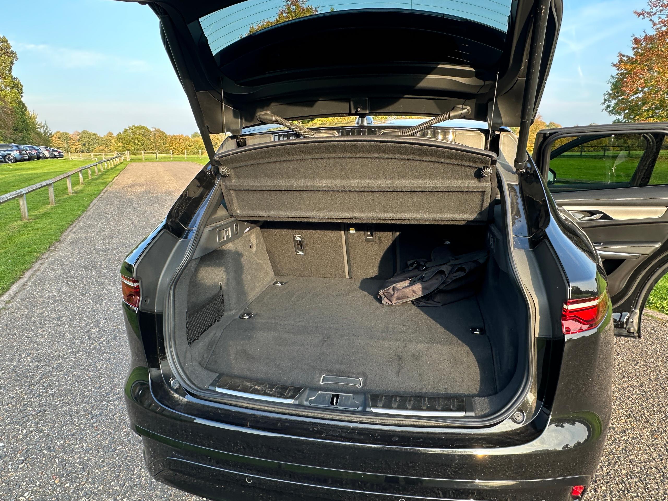 
								2023 Jaguar F-PACE 2.0 P400e 19.3kWh R-Dynamic SE Black SUV full									
