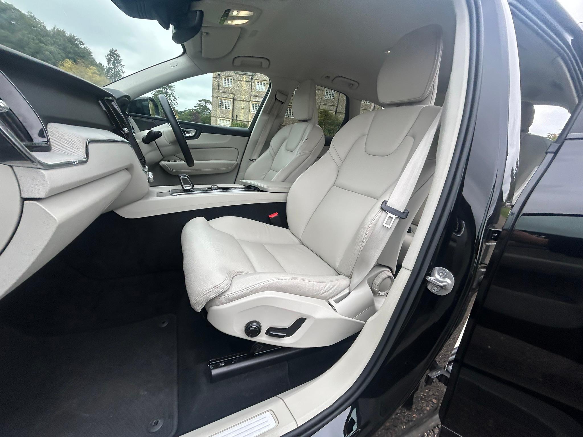 
								2022 Volvo XC60 2.0 B4 MHEV Plus Diesel Hybrid full									