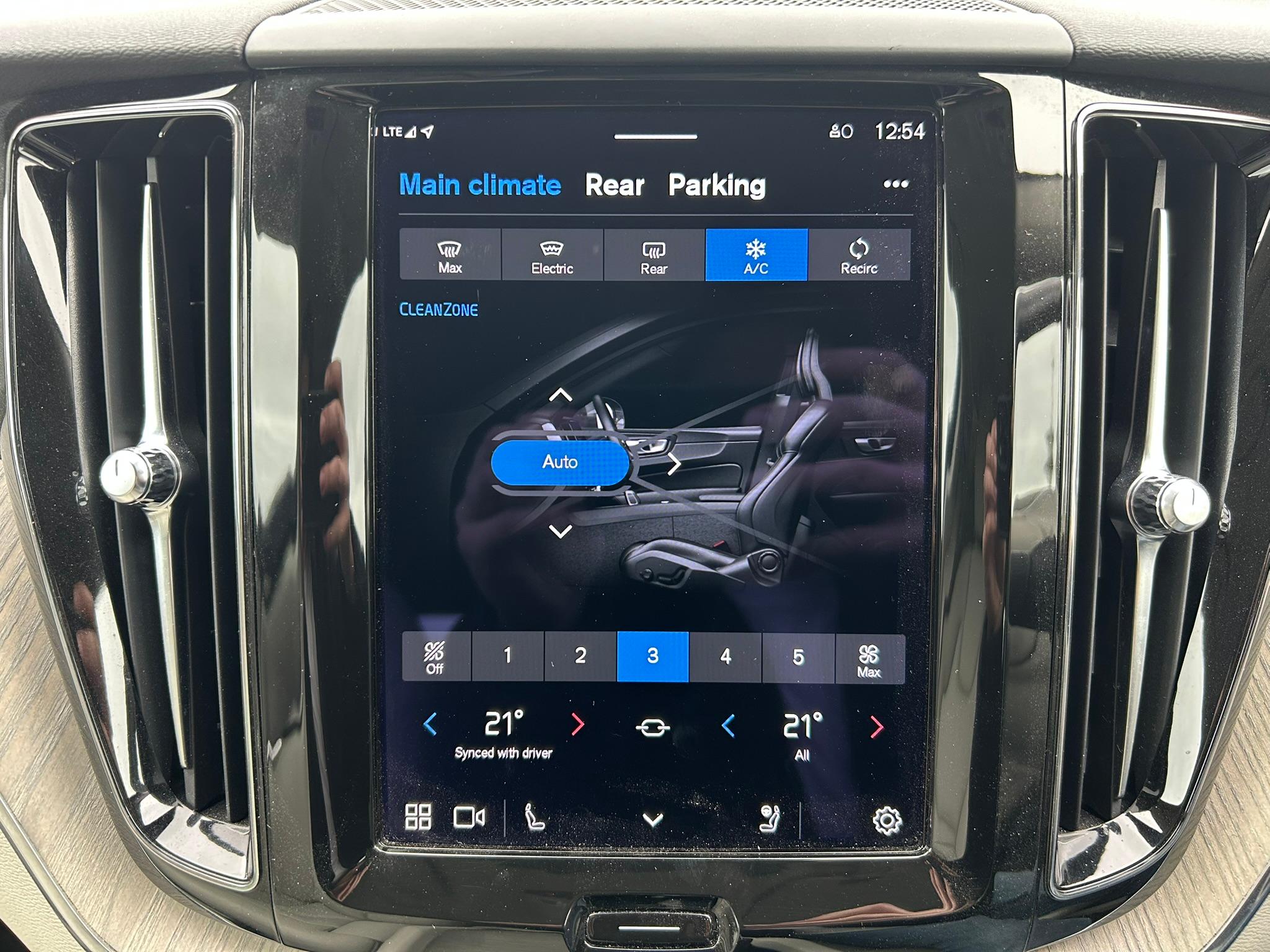 
								2022 Volvo XC60 2.0 B4 MHEV Plus Diesel Hybrid full									